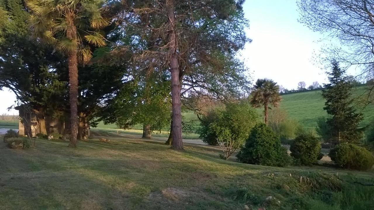 MoncrabeauLe Logis Du Pradet住宿加早餐旅馆 外观 照片